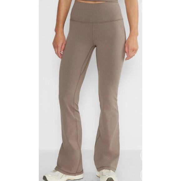 TNA Pants - Tna Atmosphere Bootcut Hi-Rise Legging Sz S 
High-Rise Sweat-Wicking Taupe